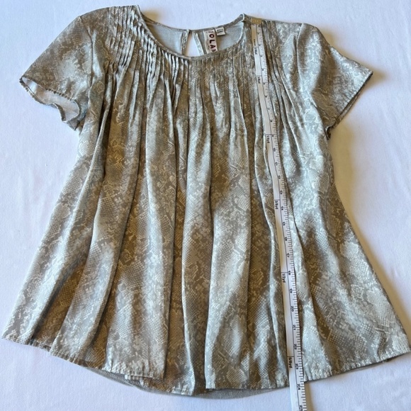Anthropologie Dolan M silky snakeskin print gray and white pleated top - Picture 6 of 10